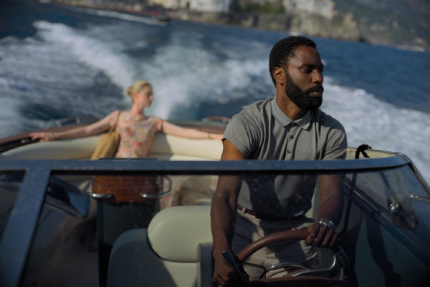 John David Washington in lepa Elizabeth Debicki v motornem čolnu na morju.